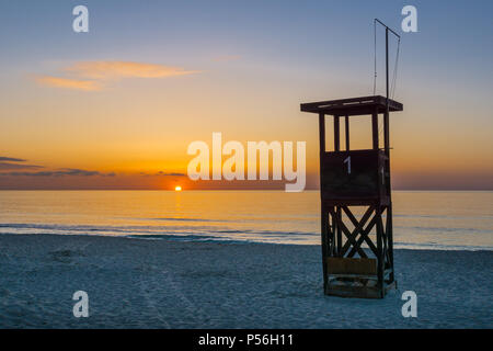 Mallorca, Rettungsschwimmer Haus am frühen Morgen dämmern Atmosphäre am Strand Stockfoto