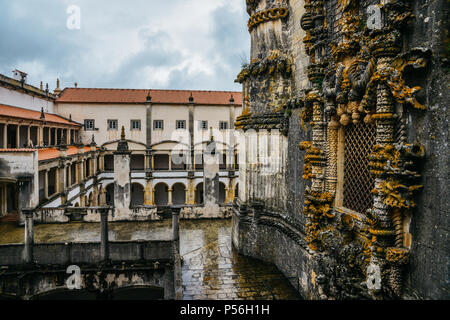 Tomar, Portugal - 10. Juni 2018: Fassade Kloster von Christus mit seinen berühmten filigranen Manuelinische Fenster in mittelalterlichen Templer Burg in Tomar, Portugal Stockfoto