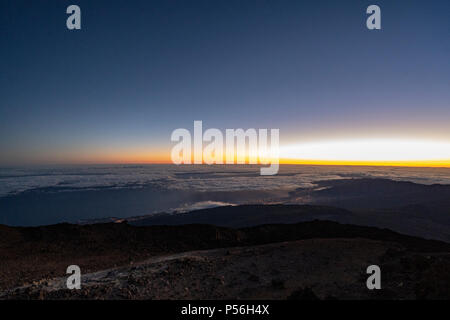 Bergliebhaber und Wanderer genießen Sie den Sonnenaufgang und die spektakuläre Aussicht und Licht auf ihre Versuch Teide Gipfel am Mirador La Fortaleza zu klettern Stockfoto