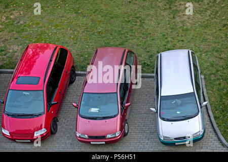 Es gibt drei Autos auf dem Parkplatz in der Nähe des Hotels. Die Aussicht von oben. Stockfoto