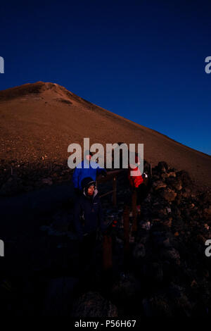 Bergliebhaber und Wanderer genießen Sie den Sonnenaufgang und die spektakuläre Aussicht und Licht auf ihre Versuch Teide Gipfel am Mirador La Fortaleza zu klettern Stockfoto