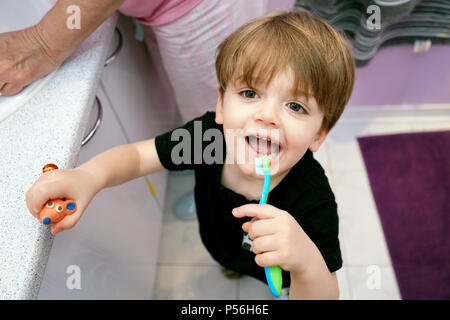 Montreal, Kanada, 24. Juni 2018. Junge 3-jähriger Junge seine Zähne putzen. Credit: Mario Beauregard/Alamy leben Nachrichten Stockfoto