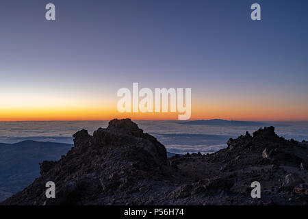 Bergliebhaber und Wanderer genießen Sie den Sonnenaufgang und die spektakuläre Aussicht und Licht auf ihre Versuch Teide Gipfel am Mirador La Fortaleza zu klettern Stockfoto