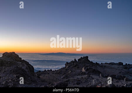 Bergliebhaber und Wanderer genießen Sie den Sonnenaufgang und die spektakuläre Aussicht und Licht auf ihre Versuch Teide Gipfel am Mirador La Fortaleza zu klettern Stockfoto