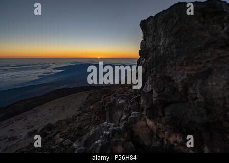 Bergliebhaber und Wanderer genießen Sie den Sonnenaufgang und die spektakuläre Aussicht und Licht auf ihre Versuch Teide Gipfel am Mirador La Fortaleza zu klettern Stockfoto