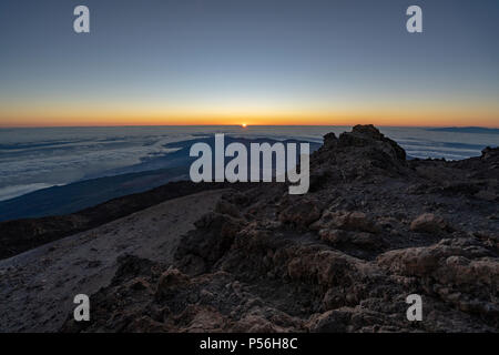 Bergliebhaber und Wanderer genießen Sie den Sonnenaufgang und die spektakuläre Aussicht und Licht auf ihre Versuch Teide Gipfel am Mirador La Fortaleza zu klettern Stockfoto