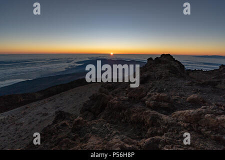 Bergliebhaber und Wanderer genießen Sie den Sonnenaufgang und die spektakuläre Aussicht und Licht auf ihre Versuch Teide Gipfel am Mirador La Fortaleza zu klettern Stockfoto