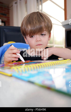 Montreal, Kanada, 24. Juni 2018. Junge 3 Jahre alten Jungen lernen, wie zu lesen. Credit: Mario Beauregard/Alamy leben Nachrichten Stockfoto