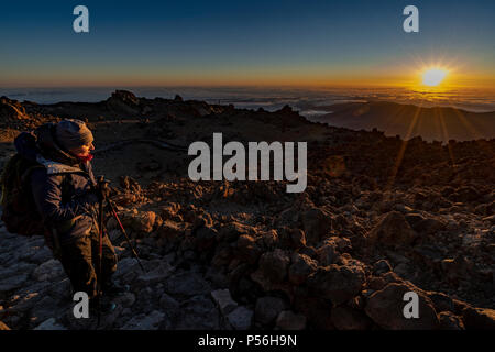 Bergliebhaber und Wanderer genießen Sie den Sonnenaufgang und die spektakuläre Aussicht und Licht auf ihre Versuch Teide Gipfel am Mirador La Fortaleza zu klettern Stockfoto