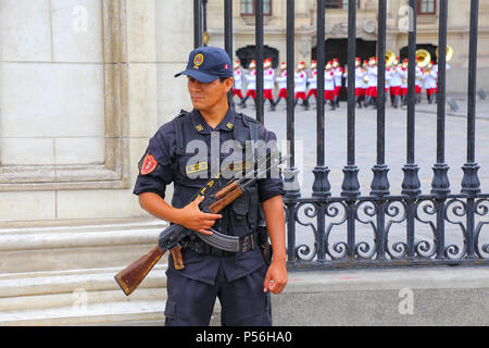 In der Nähe von Policman Regierungspalast in Lima, Peru. Peruanische nationale Polizei ist einer der größten Polizei in Südamerika. Stockfoto