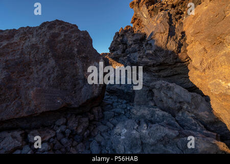 Bergliebhaber und Wanderer genießen Sie den Sonnenaufgang und die spektakuläre Aussicht und Licht auf ihre Versuch Teide Gipfel am Mirador La Fortaleza zu klettern Stockfoto