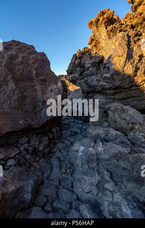 Bergliebhaber und Wanderer genießen Sie den Sonnenaufgang und die spektakuläre Aussicht und Licht auf ihre Versuch Teide Gipfel am Mirador La Fortaleza zu klettern Stockfoto