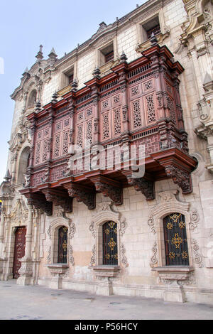 Erzbischof's Palace am Plaza Mayor in Lima, Peru. Es ist die Residenz des Erzbischofs von Lima, und der Verwaltungssitz der Römisch-Kath. Stockfoto