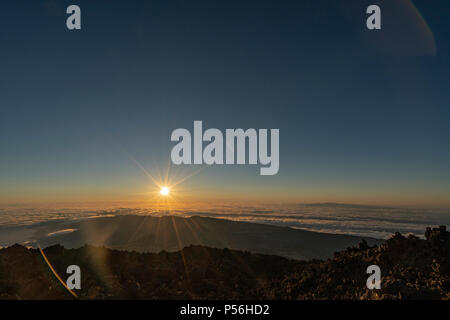 Bergliebhaber und Wanderer genießen Sie den Sonnenaufgang und die spektakuläre Aussicht und Licht auf ihre Versuch Teide Gipfel am Mirador La Fortaleza zu klettern Stockfoto