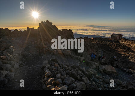 Bergliebhaber und Wanderer genießen Sie den Sonnenaufgang und die spektakuläre Aussicht und Licht auf ihre Versuch Teide Gipfel am Mirador La Fortaleza zu klettern Stockfoto