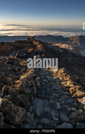 Bergliebhaber und Wanderer genießen Sie den Sonnenaufgang und die spektakuläre Aussicht und Licht auf ihre Versuch Teide Gipfel am Mirador La Fortaleza zu klettern Stockfoto