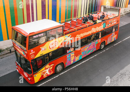 Lissabon, 18. Juni 2018: Ein roter Bus mit Touristen Attraktionen rund um die Stadt. Lissabon Sightseeing Stockfoto