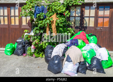 Recycelte Kleidungsstücke in Plastiksäcke warten für das Recycling gesammelt werden Stockfoto