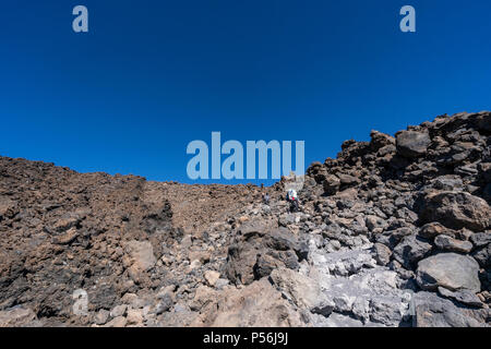 Teneriffa. Wanderer und Naturliebhaber mit Blick auf die Landschaft des Caldera auf dem Abstieg vom Teide Gipfel, der 3718 m aktiven Vulkan. Stockfoto