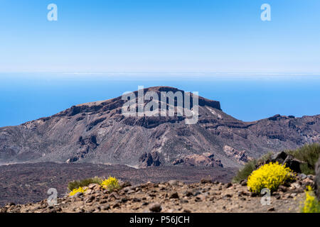 Teneriffa. Wanderer und Naturliebhaber mit Blick auf die Landschaft des Caldera auf dem Abstieg vom Teide Gipfel, der 3718 m aktiven Vulkan. Stockfoto