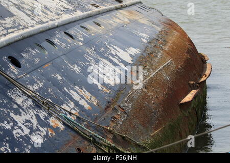 Küstenlandschaften - Verfall - einem Gekenterten Boot Wrack auf der linken Seite auf der Website von seiner letzten Verankerung liegt. Essex, Großbritannien Stockfoto