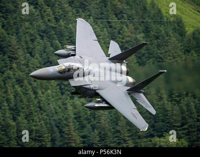 F-15E Strike Eagle von RAF Lakenheath 48th Fighter Wing, flying low level in der Mach loop Bereich von Wales (LFA7, niedrig fliegende Bereich 7) in der Nähe von Snowdonia Stockfoto