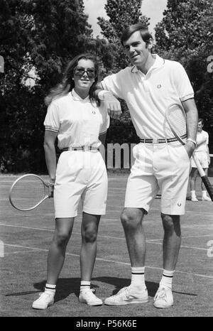 Vor Wimbledon im Hurlingham Club. Unisex Mode von Fred Perry. 21. Juni 1970. Stockfoto