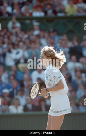 Steffi Graf dargestellt in Aktion in der Wimbledon Damen Singles Finale am 2. Juli 1988. Steffi Graf beats aktuelle 6-mal Titelverteidiger Martina Navratilova, die Wimbledon Damen Singles Finale am 2. Juli 1988 zu gewinnen. Nach Graf nahm eine 5-3 Führung im ersten Satz, Navratilova sechs gerade Spiele, so dass Ihr den ersten Satz zu gewinnen und eine Leitung 2-0 in den zweiten Satz nehmen gewonnen. Graf kam dann zurück gewinnt 12 der nächsten 13 Spiele und das Match. Steffi Graf das erste von 7 Wimbledon singles Titel gewinnt. 1988, 1989, 1991, 1992, 1993, 1995, 1996 Aufnahme der 2. Juli 1988 Stockfoto