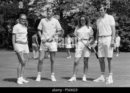 Vor Wimbledon im Hurlingham Club. Unisex Mode von Fred Perry. 21. Juni 1970. Stockfoto