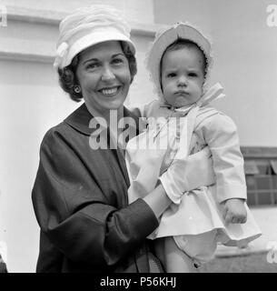 Barbara Riese, (Frau von tennisspieler Fred Perry) mit ihrer Tochter Penny, die 8 Monate alt ist, als dieses Bild gemacht wurde. Sie sind dargestellt in London Flughafen ankommen. Bild 5. Juni 1959 getroffen Stockfoto