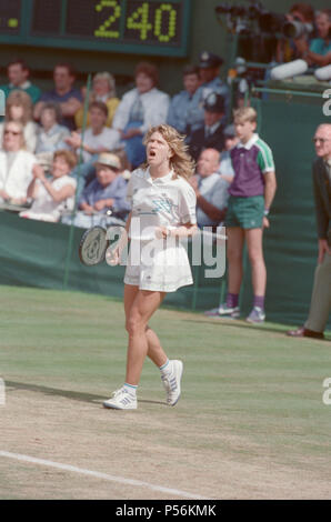 Steffi Graf dargestellt in Aktion in der Wimbledon Damen Singles Finale am 2. Juli 1988. Steffi Graf beats aktuelle 6-mal Titelverteidiger Martina Navratilova, die Wimbledon Damen Singles Finale am 2. Juli 1988 zu gewinnen. Nach Graf nahm eine 5-3 Führung im ersten Satz, Navratilova sechs gerade Spiele, so dass Ihr den ersten Satz zu gewinnen und eine Leitung 2-0 in den zweiten Satz nehmen gewonnen. Graf kam dann zurück gewinnt 12 der nächsten 13 Spiele und das Match. Steffi Graf das erste von 7 Wimbledon singles Titel gewinnt. 1988, 1989, 1991, 1992, 1993, 1995, 1996 Aufnahme der 2. Juli 1988 Stockfoto