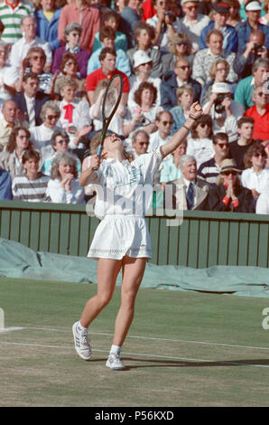 Steffi Graf dargestellt. Steffi Graf beats aktuelle 6-mal Titelverteidiger Martina Navratilova, die Wimbledon Damen Singles Finale am 2. Juli 1988 zu gewinnen. Nach Graf nahm eine 5-3 Führung im ersten Satz, Navratilova sechs gerade Spiele, so dass Ihr den ersten Satz zu gewinnen und eine Leitung 2-0 in den zweiten Satz nehmen gewonnen. Graf kam dann zurück gewinnt 12 der nächsten 13 Spiele und das Match. Steffi Graf das erste von 7 Wimbledon singles Titel gewinnt. 1988, 1989, 1991, 1992, 1993, 1995, 1996 Aufnahme der 2. Juli 1988 Stockfoto