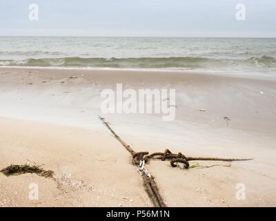 In der Nähe von Boat Seil gebunden auf Abbildung 8 Steckvorrichtung des Krafthebers Konzept. Küsten Dock auf einem felsigen Gebiet mit blauen Seemeilen segeln Seil Stockfoto
