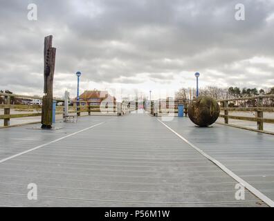 Zingst, Deutschland - 25. Januar 2018: Kunst und Attraktion auf der seebruecke - hölzerne Seebrücke in der Ostsee. Darss Halbinsel Fischland-Darß-Zingst Germ Stockfoto