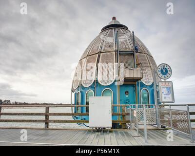 Zingst, Deutschland - 25. Januar 2018: Kunst und Attraktion auf der seebruecke - hölzerne Seebrücke in der Ostsee. Darss Halbinsel Fischland-Darß-Zingst Germ Stockfoto