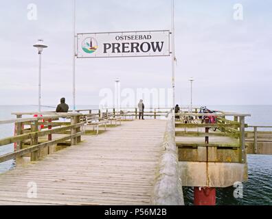 Prerow Deutschland - 25 Juni 2018: Fischer auf hölzernen Seebrücke. Typische Mole in der Ostsee im Holiday Resort. Darss Halbinsel Fischland-Darß-Zingst Ge Stockfoto