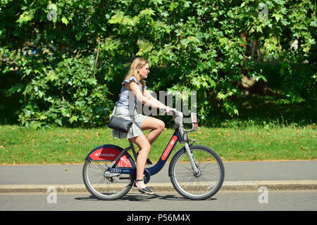 Junge Frau, Fahrradvermietung im Park, Hyde Park, South Kutschfahrt, London, Vereinigtes Königreich Stockfoto