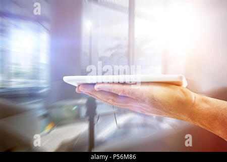 Das zusammengesetzte Bild von mans hand digital Tablet Stockfoto