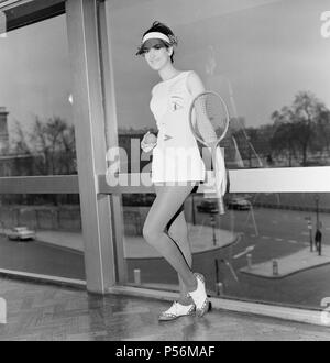 Ted Tinling entworfen 1967 Tennis Mode Collection, London, 5. Januar 1967 tragen. Unser Bild zeigt... Mary Ford tragen Ted Tinling entworfen, Verschiebung in Dracron whipcord Gewebe aus Polyester und Baumwolle. Stockfoto