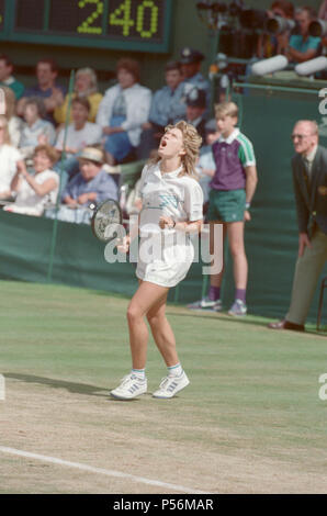 Steffi Graf dargestellt in Aktion in der Wimbledon Damen Singles Finale am 2. Juli 1988. Steffi Graf beats aktuelle 6-mal Titelverteidiger Martina Navratilova, die Wimbledon Damen Singles Finale am 2. Juli 1988 zu gewinnen. Nach Graf nahm eine 5-3 Führung im ersten Satz, Navratilova sechs gerade Spiele, so dass Ihr den ersten Satz zu gewinnen und eine Leitung 2-0 in den zweiten Satz nehmen gewonnen. Graf kam dann zurück gewinnt 12 der nächsten 13 Spiele und das Match. Steffi Graf das erste von 7 Wimbledon singles Titel gewinnt. 1988, 1989, 1991, 1992, 1993, 1995, 1996 Aufnahme der 2. Juli 1988 Stockfoto