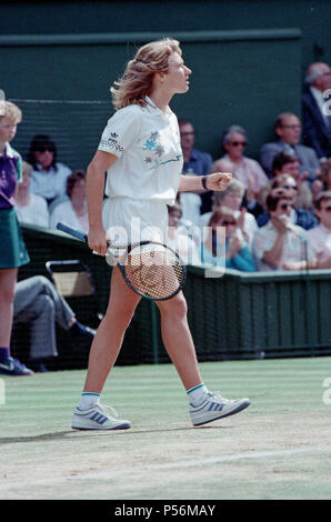 Steffi Graf dargestellt in Aktion in der Wimbledon Damen Singles Finale am 2. Juli 1988. Steffi Graf beats aktuelle 6-mal Titelverteidiger Martina Navratilova, die Wimbledon Damen Singles Finale am 2. Juli 1988 zu gewinnen. Nach Graf nahm eine 5-3 Führung im ersten Satz, Navratilova sechs gerade Spiele, so dass Ihr den ersten Satz zu gewinnen und eine Leitung 2-0 in den zweiten Satz nehmen gewonnen. Graf kam dann zurück gewinnt 12 der nächsten 13 Spiele und das Match. Steffi Graf das erste von 7 Wimbledon singles Titel gewinnt. 1988, 1989, 1991, 1992, 1993, 1995, 1996 Aufnahme der 2. Juli 1988 Stockfoto