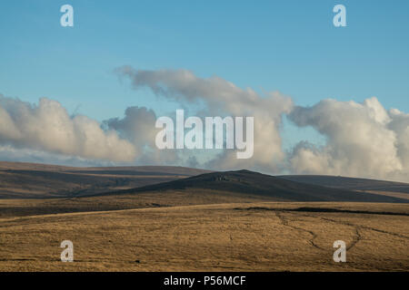 Wolken bilden ein Herz auf romantischen Dartmoor, gegen eine perfekte Blue Sky Stockfoto