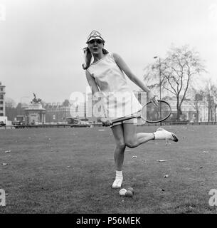 Ted Tinling entworfen 1967 Tennis Fashion Kollektion, Hyde Park, London, 5. Januar 1967 tragen. Unser Bild zeigt... Shirley Osborne tragen Ted Tinling shift und Streifenhose in Dracron Polyester und Baumwolle. Stockfoto