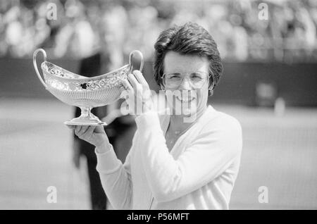 1983 Edgbaston Schale, an der Edgbaston Priorat Club in Birmingham, England, 6. bis 12. Juni 1983. Unser Bild zeigt, Billie Jean King nach dem Gewinn Damen Einzel Finale, Sonntag, 12. Juni 1983. Dies war King's Letzte singles Turniertitel ihrer Karriere und sie wurde die älteste WTA Player an ein Turnier gewinnen singles an 39 Jahre, 7 Monate und 23 Tage. Stockfoto