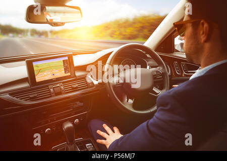 Der Mensch hinter dem Lenkrad Sonnenbrille tragen Stockfoto