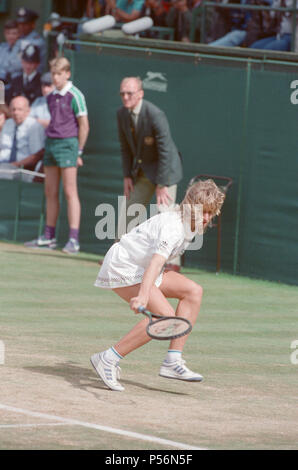 Steffi Graf dargestellt in Aktion in der Wimbledon Damen Singles Finale am 2. Juli 1988. Steffi Graf beats aktuelle 6-mal Titelverteidiger Martina Navratilova, die Wimbledon Damen Singles Finale am 2. Juli 1988 zu gewinnen. Nach Graf nahm eine 5-3 Führung im ersten Satz, Navratilova sechs gerade Spiele, so dass Ihr den ersten Satz zu gewinnen und eine Leitung 2-0 in den zweiten Satz nehmen gewonnen. Graf kam dann zurück gewinnt 12 der nächsten 13 Spiele und das Match. Steffi Graf das erste von 7 Wimbledon singles Titel gewinnt. 1988, 1989, 1991, 1992, 1993, 1995, 1996 Aufnahme der 2. Juli 1988 Stockfoto