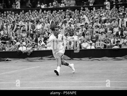 Mens Singles Aktion während der Wimbledon Lawn Tennis Championships. Juni 1953. Stockfoto