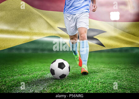 Das zusammengesetzte Bild der männlichen Fußball-Spieler spielen Fußball Stockfoto