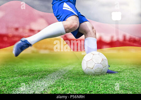 Zusammengesetztes Bild des Fußballspielers treten ball Stockfoto