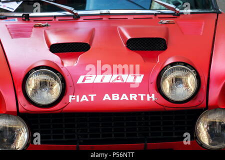 SAALBACH - Hinterglemm, Österreich - 21 Juni 2018: Vintage italienische Rennwagen Fiat Abarth 124 Sport Rallye der 70er Oldsmobile Veteran vorbereiten Stockfoto